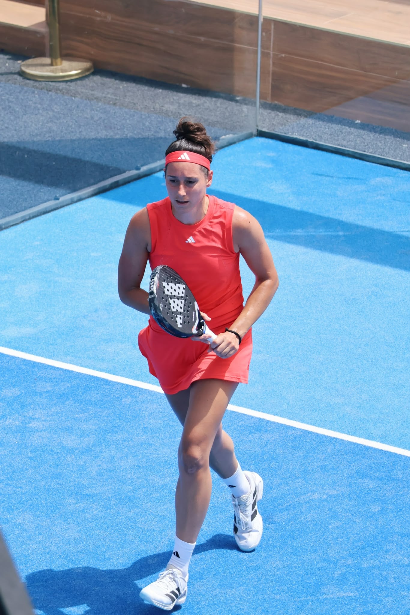 Padelspeelster staat geconcentreerd klaar op de baan